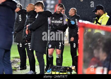 Stevenage, Regno Unito. 14th Gen 2020. Stevenage, INGHILTERRA - GENNAIO 18TH Gary Woods di Oldham Athletic lascia il campo ferito durante la partita Sky Bet League 2 tra Stevenage e Oldham Athletic al Lamex Stadium, Stevenage il Martedì 14th Gennaio 2020. (Credit: Eddie Garvey | MI News) La Fotografia può essere utilizzata solo per scopi editoriali di giornali e/o riviste, licenza richiesta per uso commerciale Credit: Mi News & Sport /Alamy Live News Foto Stock