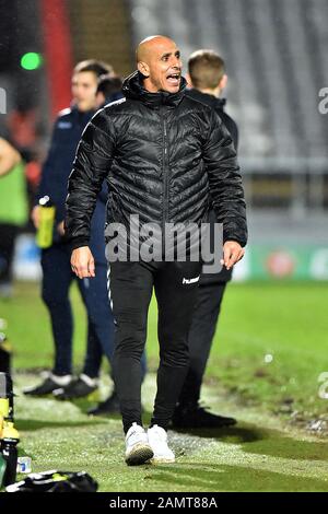 Stevenage, Regno Unito. 14th Gen 2020. Stevenage, INGHILTERRA - GENNAIO 18TH Dino Maamria (responsabile) di Oldham Athletic durante la partita Sky Bet League 2 tra Stevenage e Oldham Athletic al Lamex Stadium, Stevenage il Martedì 14th Gennaio 2020. (Credit: Eddie Garvey | MI News) La Fotografia può essere utilizzata solo per scopi editoriali di giornali e/o riviste, licenza richiesta per uso commerciale Credit: Mi News & Sport /Alamy Live News Foto Stock