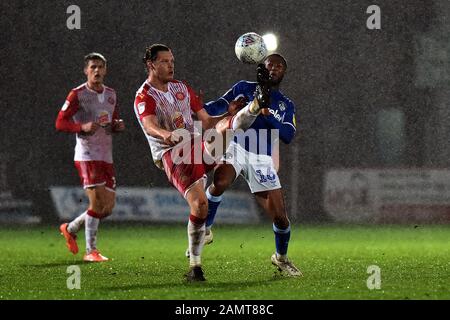 Stevenage, Regno Unito. 14th Gen 2020. Stevenage, INGHILTERRA - GENNAIO 18TH ben Nugent di Stevenage e Scott Wilson di Oldham Athletic durante la partita Sky Bet League 2 tra Stevenage e Oldham Athletic allo Stadio Lamex, Stevenage il Martedì 14th Gennaio 2020. (Credit: Eddie Garvey | MI News) La Fotografia può essere utilizzata solo per scopi editoriali di giornali e/o riviste, licenza richiesta per uso commerciale Credit: Mi News & Sport /Alamy Live News Foto Stock