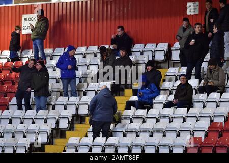 Stevenage, Regno Unito. 14th Gen 2020. Stevenage, INGHILTERRA - GENNAIO 18TH tifosi Oldham durante la Sky Bet League 2 partita tra Stevenage e Oldham Athletic al Lamex Stadium, Stevenage il Martedì 14th Gennaio 2020. (Credit: Eddie Garvey | MI News) La Fotografia può essere utilizzata solo per scopi editoriali di giornali e/o riviste, licenza richiesta per uso commerciale Credit: Mi News & Sport /Alamy Live News Foto Stock