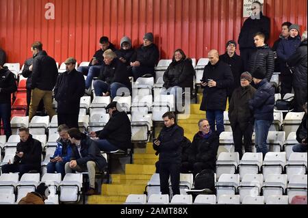 Stevenage, Regno Unito. 14th Gen 2020. Stevenage, INGHILTERRA - GENNAIO 18TH tifosi Oldham durante la Sky Bet League 2 partita tra Stevenage e Oldham Athletic al Lamex Stadium, Stevenage il Martedì 14th Gennaio 2020. (Credit: Eddie Garvey | MI News) La Fotografia può essere utilizzata solo per scopi editoriali di giornali e/o riviste, licenza richiesta per uso commerciale Credit: Mi News & Sport /Alamy Live News Foto Stock