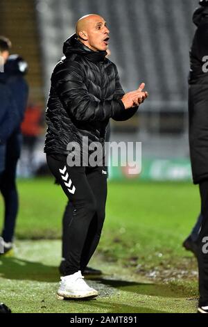 Stevenage, Regno Unito. 14th Gen 2020. Stevenage, INGHILTERRA - GENNAIO 18TH Dino Maamria (responsabile) di Oldham Athletic durante la partita Sky Bet League 2 tra Stevenage e Oldham Athletic al Lamex Stadium, Stevenage il Martedì 14th Gennaio 2020. (Credit: Eddie Garvey | MI News) La Fotografia può essere utilizzata solo per scopi editoriali di giornali e/o riviste, licenza richiesta per uso commerciale Credit: Mi News & Sport /Alamy Live News Foto Stock