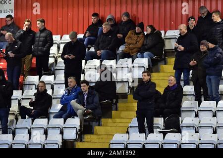 Stevenage, Regno Unito. 14th Gen 2020. Stevenage, INGHILTERRA - GENNAIO 18TH tifosi Oldham durante la Sky Bet League 2 partita tra Stevenage e Oldham Athletic al Lamex Stadium, Stevenage il Martedì 14th Gennaio 2020. (Credit: Eddie Garvey | MI News) La Fotografia può essere utilizzata solo per scopi editoriali di giornali e/o riviste, licenza richiesta per uso commerciale Credit: Mi News & Sport /Alamy Live News Foto Stock