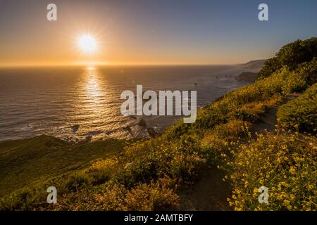 Vista del Big Sur Costa, Highway 1, Pacific Coast Highway, Oceano Pacifico, California, Stati Uniti d'America, America del Nord Foto Stock