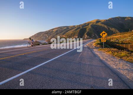 Vista del Big Sur Costa, Highway 1, Pacific Coast Highway, Oceano Pacifico, California, Stati Uniti d'America, America del Nord Foto Stock