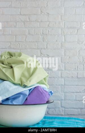 Lavanderia multicolore in una ciotola Foto Stock