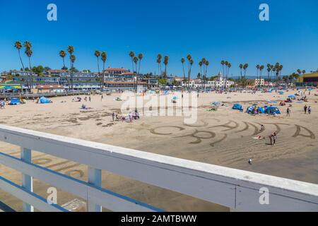 Vista della spiaggia principale dal pontile comunale, Sant Cruz, California, Stati Uniti d'America, America del Nord Foto Stock