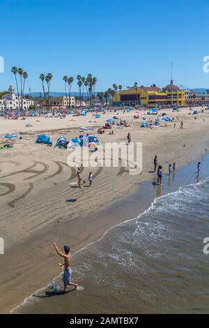 Vista della spiaggia principale dal pontile comunale, Sant Cruz, California, Stati Uniti d'America, America del Nord Foto Stock