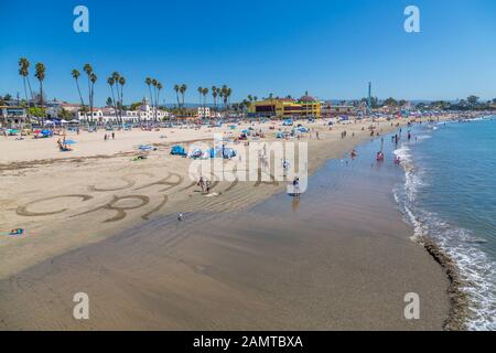 Vista della spiaggia principale dal pontile comunale, Sant Cruz, California, Stati Uniti d'America, America del Nord Foto Stock