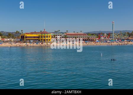 Vista del casinò e la spiaggia principale dal pontile comunale, Sant Cruz, California, Stati Uniti d'America, America del Nord Foto Stock