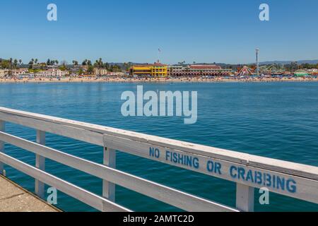 Vista del casinò e la spiaggia principale dal pontile comunale, Sant Cruz, California, Stati Uniti d'America, America del Nord Foto Stock