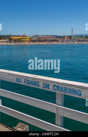 Vista del casinò e la spiaggia principale dal pontile comunale, Sant Cruz, California, Stati Uniti d'America, America del Nord Foto Stock