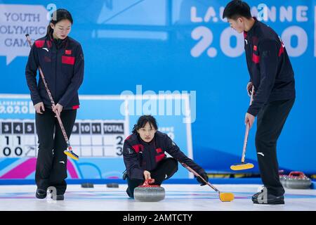 Champery, Liu Tong (C) e Zhai Zhixin della Cina competono durante la sessione mista del gruppo B di curling tra la Cina e la Danimarca ai Giochi Olimpici invernali della 3rd Youth presso la Champery Curling Arena. 14th Gen 2020. PEI Junhang (L), Liu Tong (C) e Zhai Zhixin della Cina competono durante la sessione mista di squadra B 15 di curling tra Cina e Danimarca ai Giochi Olimpici invernali della 3rd gioventù presso la Champery Curling Arena, Svizzera, il 14 gennaio 2020. Credito: Bai Xueqi/Xinhua/Alamy Live News Foto Stock