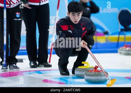 Champery. 14th Gen 2020. Zhang Likun della Cina compete durante la sessione mista del gruppo B 15 di curling tra Cina e Danimarca durante i Giochi Olimpici invernali della 3rd gioventù presso la Champery Curling Arena, Svizzera, il 14 gennaio 2020. Credito: Bai Xueqi/Xinhua/Alamy Live News Foto Stock