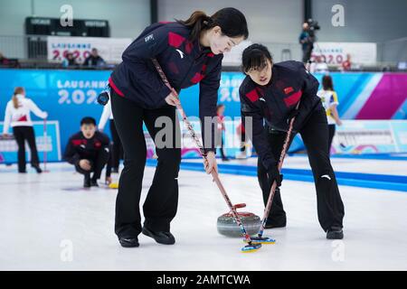 Champery. 14th Gen 2020. PEI Junhang (L) e Liu Tong della Cina competono durante la sessione mista del gruppo B 15 di curling tra Cina e Danimarca ai Giochi Olimpici invernali della 3rd gioventù presso la Champery Curling Arena, Svizzera, il 14 gennaio 2020. Credito: Bai Xueqi/Xinhua/Alamy Live News Foto Stock