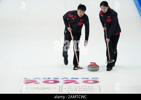 Champery. 14th Gen 2020. Zhai Zhixin (L) e Pei Junhang della Cina competono durante la sessione mista del gruppo B 15 di curling tra Cina e Danimarca ai Giochi Olimpici invernali della 3rd gioventù presso la Champery Curling Arena, Svizzera, il 14 gennaio 2020. Credito: Bai Xueqi/Xinhua/Alamy Live News Foto Stock