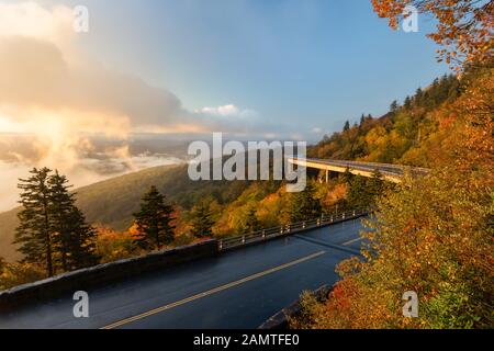 Viadotto Di Linn Cove Sulla Blue Ridge Parkway, Linville, Carolina Del Nord, Stati Uniti Foto Stock