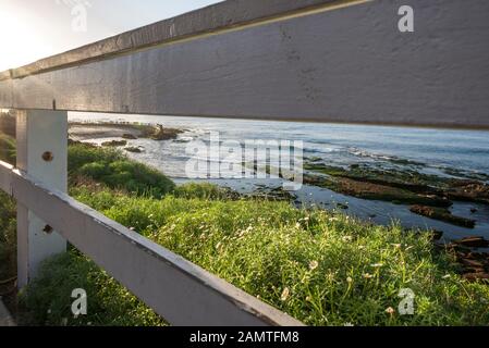 Scena invernale costiera. La Jolla, California, Stati Uniti. La vista è da lungo Coast Boulevard. Foto Stock