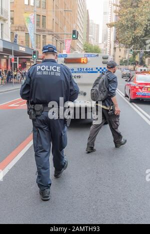 Sydney, Australia 10 gennaio 2020: Una folla stimata a oltre trentamila persone si è riunita al Municipio di Sydney e poi ha marciato attraverso la città in una calda serata di venerdì. Erano lì per sostenere e ringraziare il fuoco e i volontari di emergenza e gli equipaggi che si occupano dei massicci incendi australiani e per protestare contro l'inazione dei loro governi sul cambiamento climatico. La polizia era presente al mese di marzo, ma ha mantenuto un profilo basso e si è concentrata principalmente sulla gestione del traffico. Credito: Stephen Dwyer/Alamy News Foto Stock