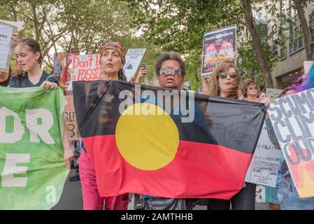 Sydney, Australia 10 gennaio 2020: Una folla stimata a oltre trentamila persone si è riunita al Municipio di Sydney e poi ha marciato attraverso la città in una calda serata di venerdì. Erano lì per sostenere e ringraziare il fuoco e i volontari di emergenza e gli equipaggi che si occupano dei massicci incendi australiani e per protestare contro l'inazione dei loro governi sul cambiamento climatico. Il primo ministro Scott Morrison (ScoMo) è venuto in particolare accennando e comparso su molti manifesti di protesta derogatory. Credito: Stephen Dwyer/Alamy News Foto Stock