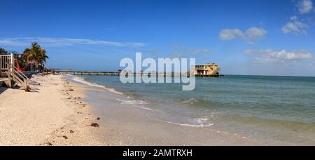 Anna Maria Island, Florida – 10 gennaio 2020: Passeggiata sul lungomare Rod and Reel Pier sull'isola di Anna Maria, Florida. Foto Stock