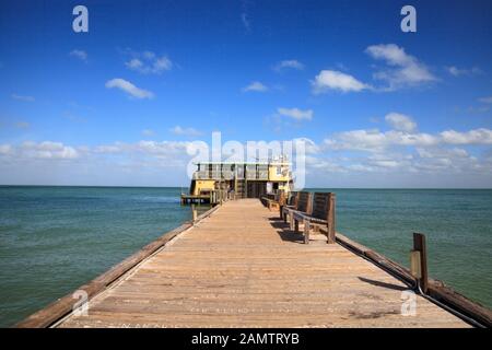 Anna Maria Island, Florida – 10 gennaio 2020: Passeggiata sul lungomare Rod and Reel Pier sull'isola di Anna Maria, Florida. Foto Stock