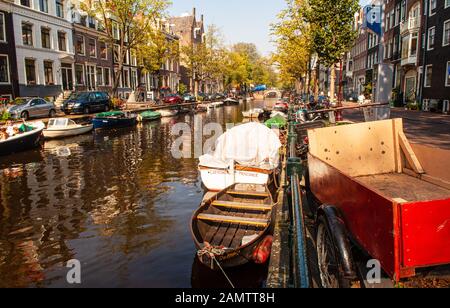 Amsterdam, Paesi Bassi - 2 ottobre 2011L Case tradizionali olandesi come il canale Reguliersgracht nel centro di Amsterdam. Foto Stock