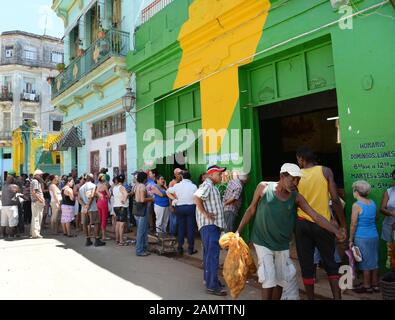 Cubani in attesa di comprare il pane come parte del programma di razione da parte del governo cubano. Foto Stock