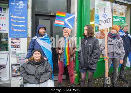 Glasgow, Regno Unito. 11th Gen 2020. I dimostranti sul marciapiede che teneva cartelli a sostegno dell'indipendenza durante il mese di marzo.80.000 sostenitori sono venuti a sostegno dell'indipendenza scozzese a seguito delle Elezioni generali del Regno Unito e della prossima data del 31st gennaio, quando il Regno Unito lascerà l'Unione europea, trascinando la Scozia fuori da essa contro la sua volontà, Di conseguenza, Il gruppo Tutti Sotto Un unico Banner ha tenuto una marcia di emergenza attraverso il centro di Glasgow per protestare contro il governo di Londra e la Brexit. Credit: Sopa Images Limited/Alamy Live News Foto Stock