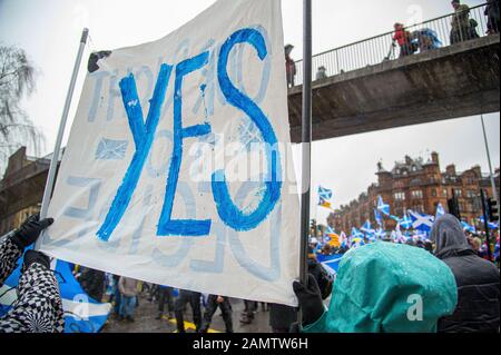 Glasgow, Regno Unito. 11th Gen 2020. Una bandiera che legge sì, durante il marzo.80.000 sostenitori sono usciti a sostegno dell'indipendenza scozzese dopo le Elezioni generali del Regno Unito e la prossima data del gennaio 31st, quando il Regno Unito lascerà l'Unione europea, trascinando la Scozia da esso contro la sua volontà, Di conseguenza, Il gruppo Tutti Sotto Un unico Banner ha tenuto una marcia di emergenza attraverso il centro di Glasgow per protestare contro il governo di Londra e la Brexit. Credit: Sopa Images Limited/Alamy Live News Foto Stock