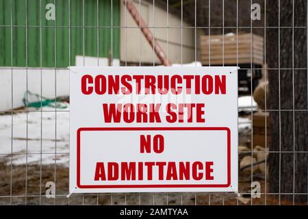 Un lavoro di costruzione sito segno su un recinto di filo in speculatore, NY USA Foto Stock