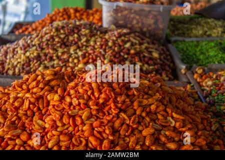 Spuntino messicano con arachidi, fagioli secchi, semi di girasole, piselli secchi con sapori salati e speziati Foto Stock