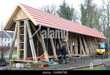 14 gennaio 2020, Mecklenburg-Vorpommern, Bad Sülze: Nel museo del sale sono in corso lavori di costruzione di una nuova casa di laurea. Il modello per questo è il 18th secolo graduazioni case in città, che sono stati utilizzati per rinforzare il 5,4 per cento salamoia dal suolo ad un 23 per cento salamoia, che è stato poi bollito per l'estrazione del sale. La piccola città di Bad Sülze fu un importante fornitore di sale a nord-est fino al 1906. Foto: Bernd Wüstneck/dpa-Zentralbild/dpa Foto Stock