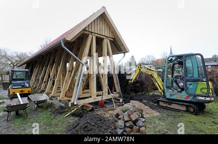 14 gennaio 2020, Mecklenburg-Vorpommern, Bad Sülze: Nel museo del sale sono in corso lavori di costruzione di una nuova casa di laurea. Il modello per questo è il 18th secolo graduazioni case in città, che sono stati utilizzati per rinforzare il 5,4 per cento salamoia dal suolo ad un 23 per cento salamoia, che è stato poi bollito per l'estrazione del sale. La piccola città di Bad Sülze fu un importante fornitore di sale a nord-est fino al 1906. Foto: Bernd Wüstneck/dpa-Zentralbild/dpa Foto Stock