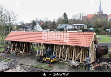 14 gennaio 2020, Mecklenburg-Vorpommern, Bad Sülze: Nel museo del sale sono in corso lavori di costruzione di una nuova casa di laurea. Il modello per questo è il 18th secolo graduazioni case in città, che sono stati utilizzati per rinforzare il 5,4 per cento salamoia dal suolo ad un 23 per cento salamoia, che è stato poi bollito per l'estrazione del sale. La piccola città di Bad Sülze fu un importante fornitore di sale a nord-est fino al 1906. Foto: Bernd Wüstneck/dpa-Zentralbild/dpa Foto Stock