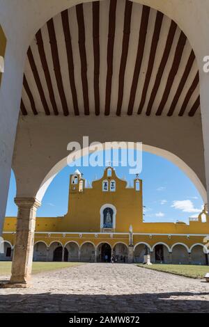 Izamal monastero in Yucatan, Messico Foto Stock