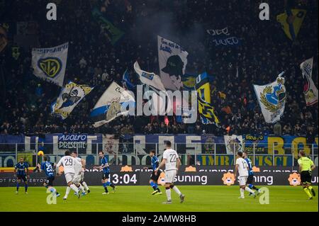 Milano, Italia - 14 gennaio, 2020: Gli appassionati del FC Internazionale mostrano il loro sostegno durante la partita di calcio Coppa Italia tra FC Internazionale e Cagliari Calcio. Il FC Internazionale ha vinto 4-1 su Cagliari Calcio. Credito: Nicolò Campo/Alamy Live News Foto Stock