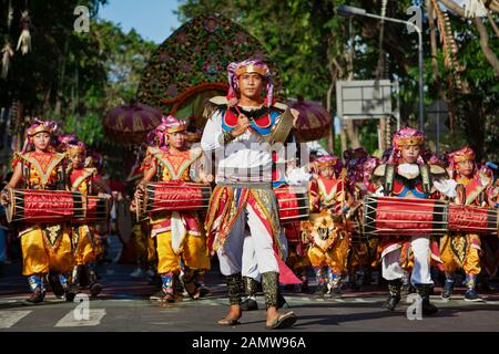 DENPASAR, isola di Bali, Indonesia - 11 giugno 2016: Gruppo del popolo Balinese. Ragazzi belli in colorati costumi tradizionali di riproduzione musica gamelan Foto Stock