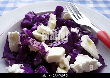Insalata Di Cavolo Rosso Con Formaggio Feta Foto Stock