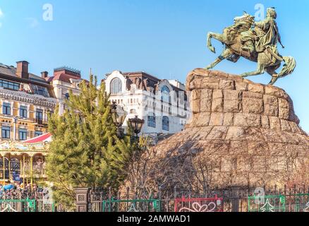 Monumento in bronzo a Bogdan Khmelnitsky su Piazza Sofia a Kiev, Ucraina. Il monumento più conosciuto della città e simbolo originale di Kiev. Foto Stock