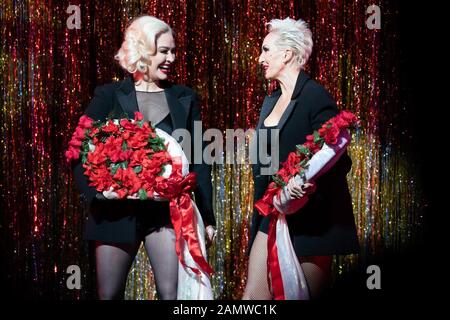 New York, NY, Stati Uniti. 14th Gen 2020. Erika Jayne, Amra-Faye Wright Inside per le Real Housewives di Beverly Hills Backstage a CHICAGO, Ambassador Theatre, New York, NY 14 gennaio 2020. Credito: Jason Smith/Everett Collection/Alamy Live News Foto Stock