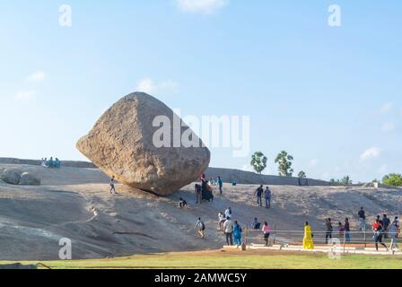 Mahabalipuram, tamil nadu/india-2020 gennaio 3rd: Il butterball di Krishna con i turisti indiani Foto Stock