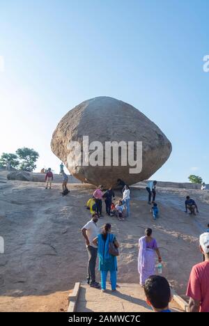 Mahabalipuram, tamil nadu/india-2020 gennaio 3rd: Il butterball di Krishna con i turisti indiani Foto Stock