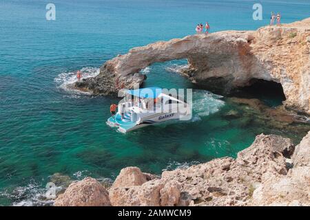 Agia Napa, Cipro - Ott 26, 2019: Passeggiate in barca e arco di roccia Foto Stock