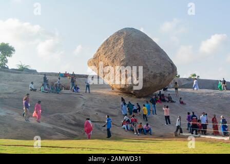 Mahabalipuram, tamil nadu/india-2020 gennaio 3rd: Il butterball di Krishna con i turisti indiani Foto Stock