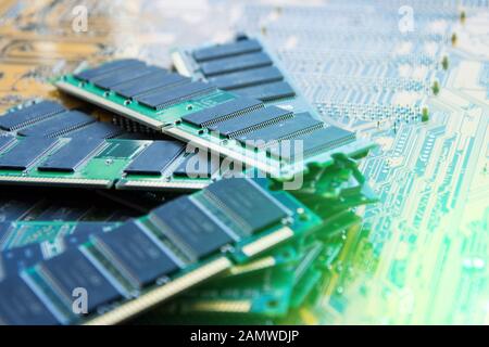 Diverse strisce di moduli di memoria. Memoria DDR e sdram. Tecnologia di texture del computer. RAM sullo sfondo della scheda madre. Foto Stock