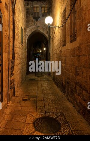 Vecchia via notte nella città vecchia di Gerusalemme, Israele. Foto Stock