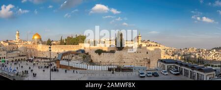 Parete occidentale nella città vecchia di Gerusalemme, vista panoramica al tramonto, Israele. Foto Stock