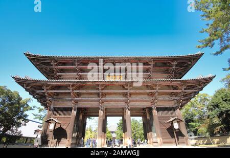 La gente non identificata visita il tempio di Todaiji Nandaimon porta Nara Giappone Foto Stock