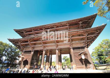 La gente non identificata visita il tempio di Todaiji Nandaimon porta Nara Giappone Foto Stock
